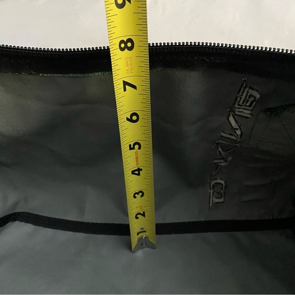 Dakine Medium Duffle Bag Green Plaid Side Pockets Versatile Backpack Travel - Picture 13 of 14